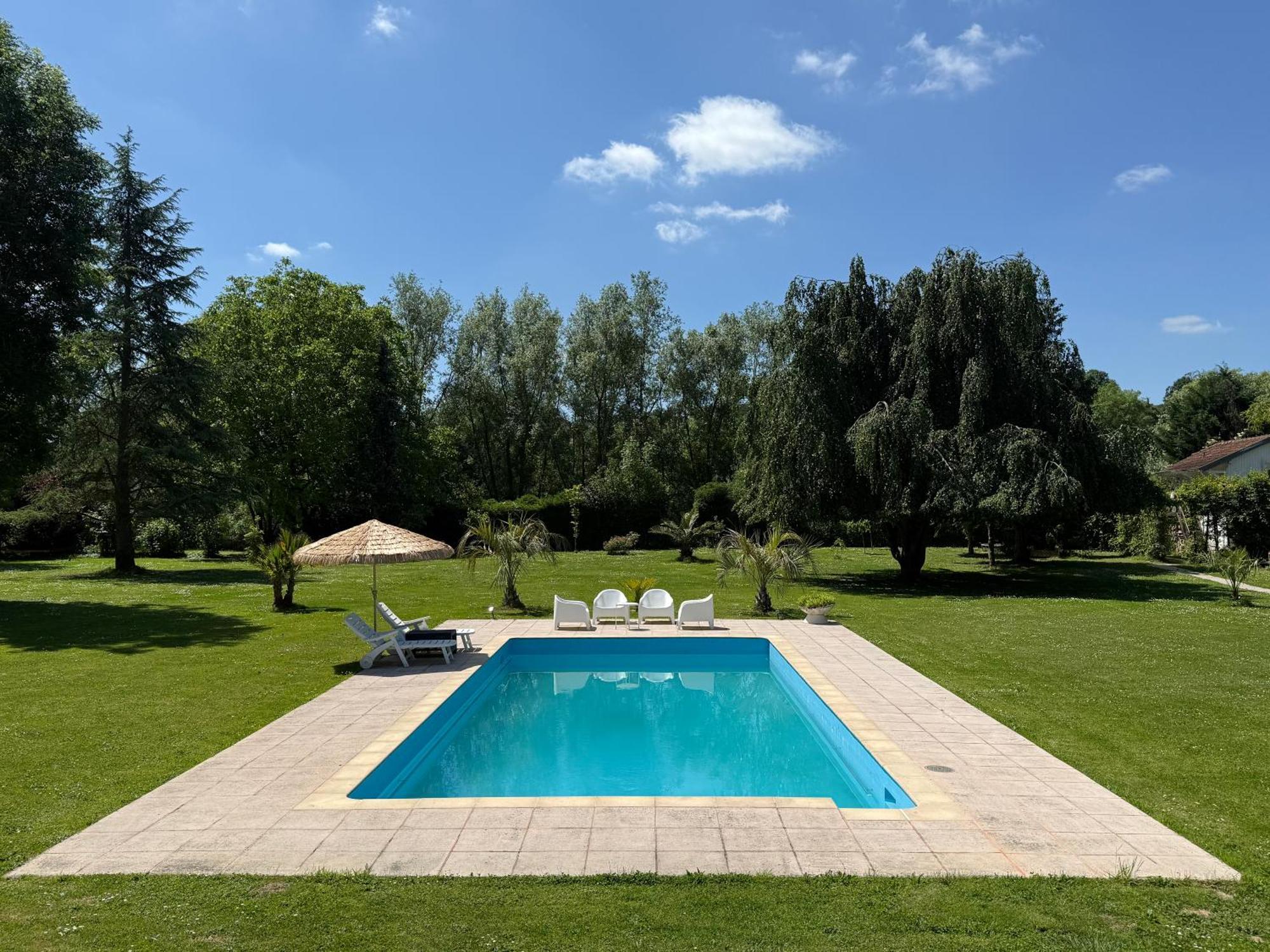 Appartement Familial Au Bord De La Marne, Jardin Tropical , Piscine, Tennis, Terrasse, Parking Gratuit Proche Disneyland Иль-ле-Вильнуа Экстерьер фото